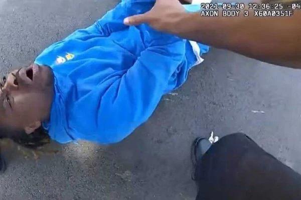 Negro arrastado pelo cabelo
