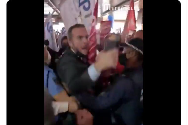 Deputado Federal Vinícius Poit (Novo-SP) ficou histérico com manifestação no aeroporto de Brasília. Imagem: Reprodução