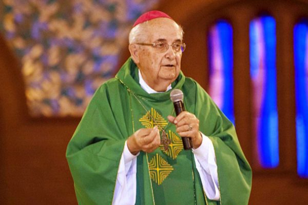 Bispo Dom Mauro Morelli segura microfone