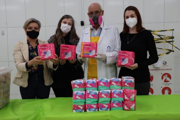 Padre Julio em foto mostrando absorventes higiênicos para mulheres