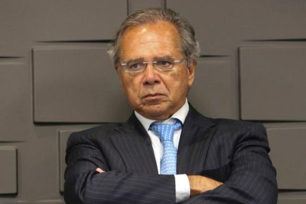 Paulo Guedes de braços cruzados