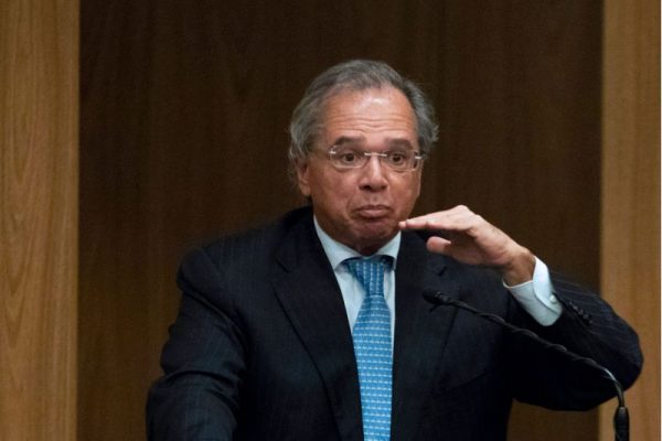 Veja Paulo Guedes de mão levantada