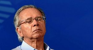 Paulo Guedes de olhos fechados