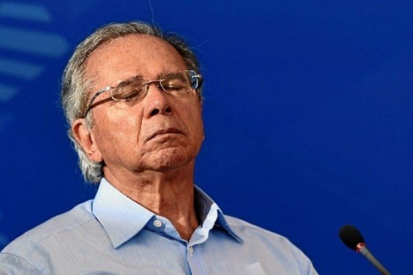 Paulo Guedes de olhos fechados