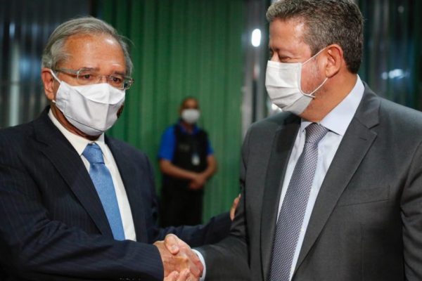 Paulo Guedes e Arthur Lira se cumprimentando