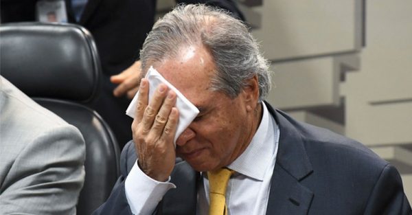 Paulo Guedes limpando a testa