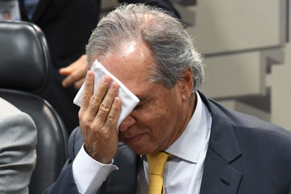 Paulo Guedes limpando a testa