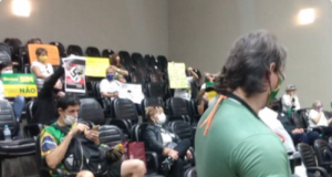 Bolsonaristas invadiram Câmara de Vereadores de Porto Alegre com suástica. Foto: Reprodução/Twitter