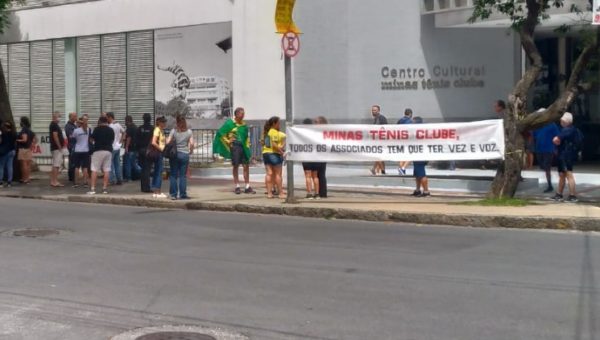 Sócios do Minas protestam contra demissão de Maurício Souza