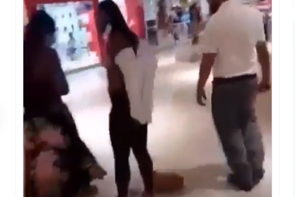 Mulher tira a roupa em Lojas Americanas para provar que não furtou nada. Imagem: Reprodução