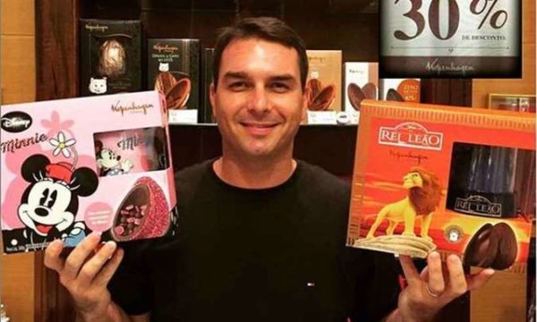 Flávio Bolsonaro em sua loja de chocolates