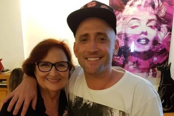 Paulo Gustavo abraça sua mãe