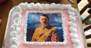 Estudante de História comemora aniversário com bolo de Hitler