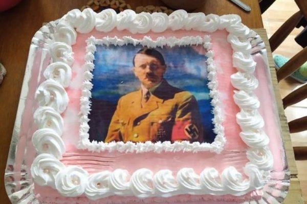 Estudante de História comemora aniversário com bolo de Hitler