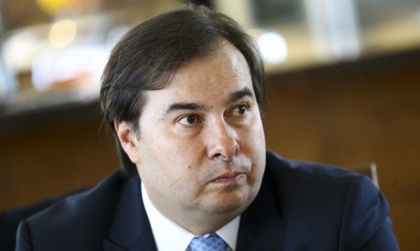 Rodrigo Maia acredita que 3ª via deve mirar em Bolsonaro para viabilizar candidatura