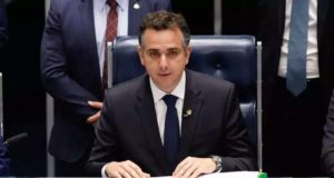 Rodrigo Pacheco em foto na cadeira da presidência do Senado