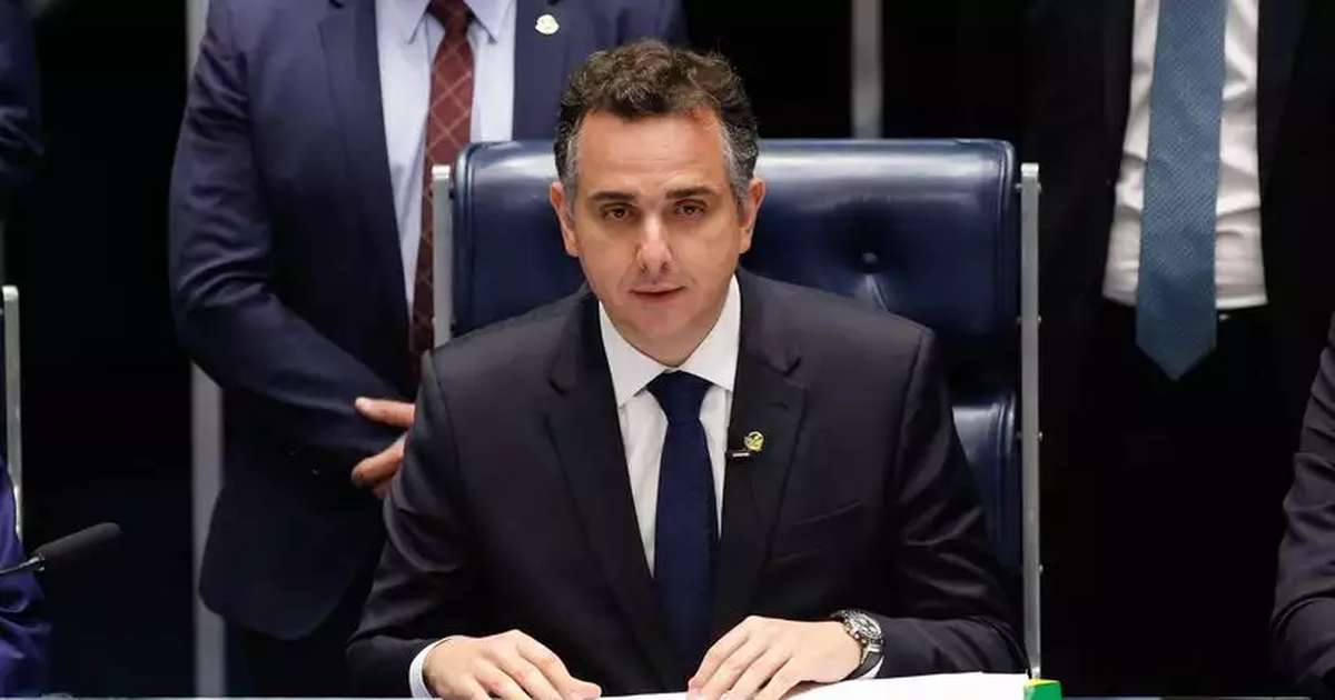 Rodrigo Pacheco em foto na cadeira da presidência do Senado