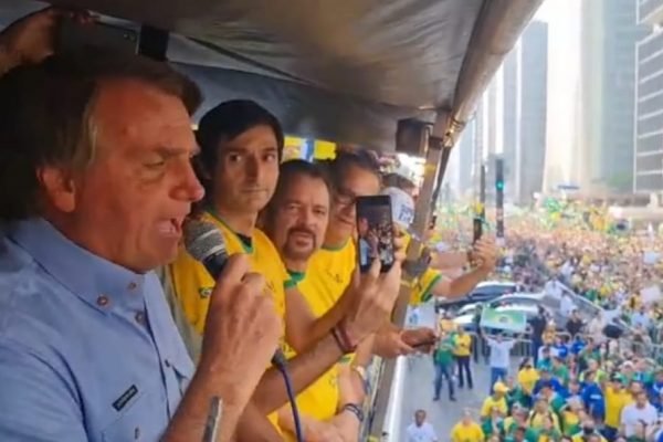Heleno e Ramos acompanharam o presidente no ato golpista da Avenida Paulista