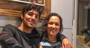 Gabriel Medina abraça a mãe, Simone Medina