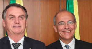 O presidente do CFM ao lado do presidente Jair Bolsonaro