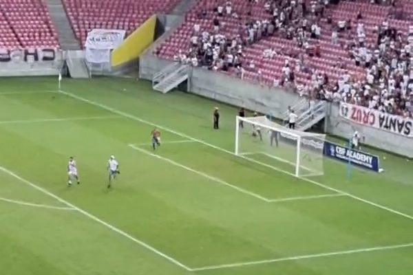 Invasão da torcida do Santa Cruz