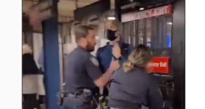 Policiais empurram jovem no metrô
