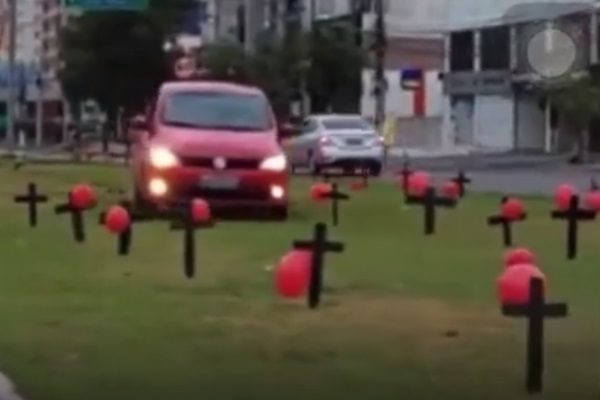 Carro passa por cima de cruzes