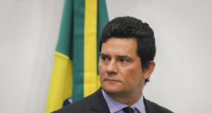 Moro olhando de lado