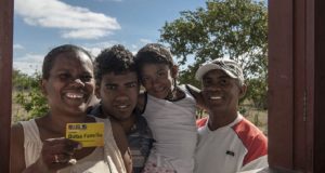 Família exibe cartão do Bolsa Família