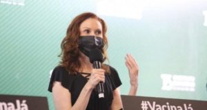 Natalia Pasternack discursa em evento