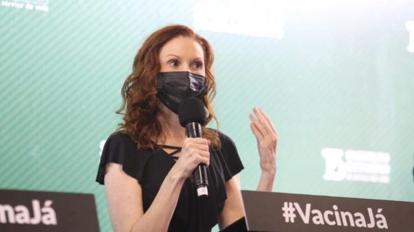 Natalia Pasternack discursa em evento