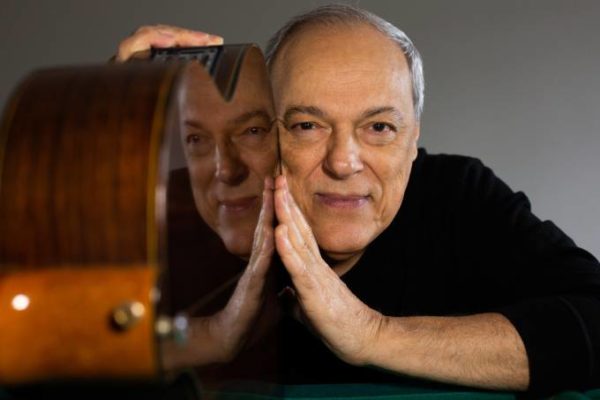 Toquinho com violão