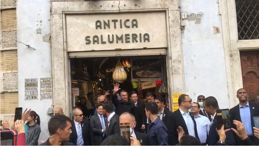 O presidente Jair Bolsonaro (sem partido) foi vaiado na saída do Pantheon, na Itália.