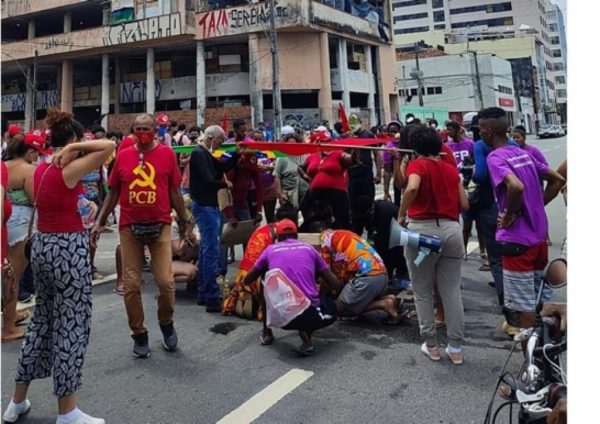 O motorista atropelou a manifestante e a arrastou por metros antes de fugir sem prestar socorro em Recife