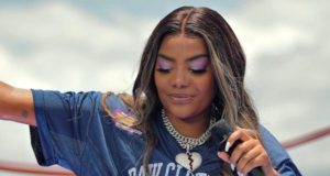 Ludmilla com microfone