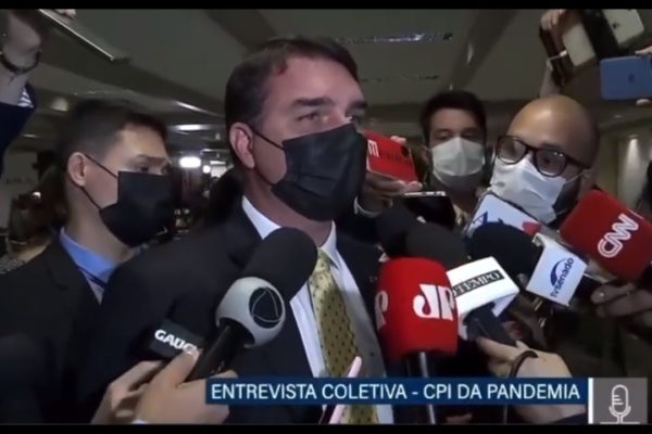 Flávio Bolsonaro fala com jornalistas