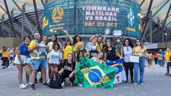 Brasileiras protestam contra Bolsonaro em jogo da seleção na Austrália