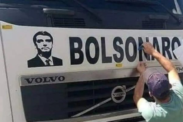 Caminhoneiro com adesivo de Bolsonaro