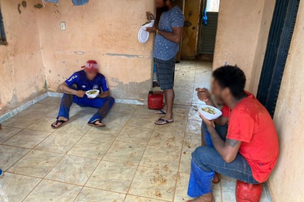 Trabalhadores comendo