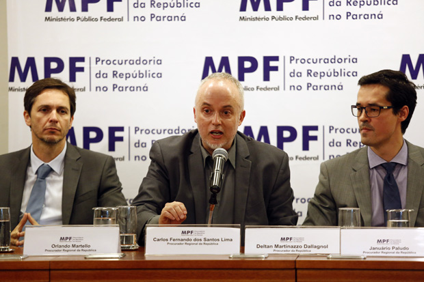 Os procuradores Orlando Martello, Carlos Fernando e Dallagnol, da Lava Jato, sentados em coletiva de imprensa