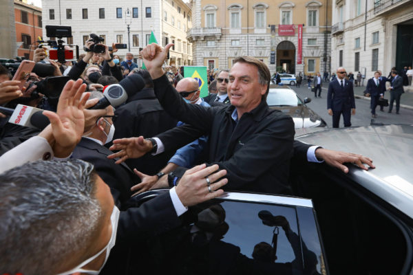 Jair Bolsonaro fala com a imprensa em Roma