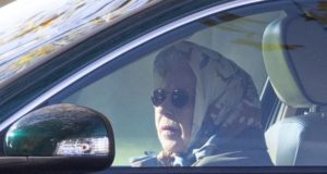 A rainha Elizabeth 2ª, de 95 anos, foi vista dirigindo seu Jaguar no Castelo de Windsor, no Reino Unido. Foto: Reprodução