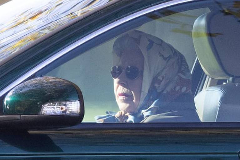 A rainha Elizabeth 2ª, de 95 anos, foi vista dirigindo seu Jaguar no Castelo de Windsor, no Reino Unido. Foto: Reprodução