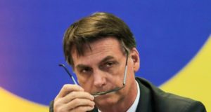 Bolsonaro tirando óculos