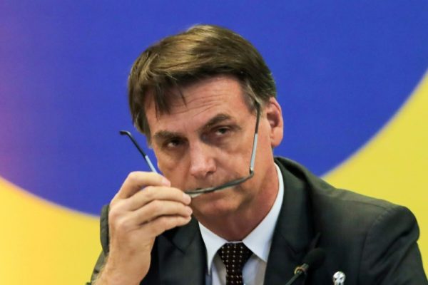 Bolsonaro tirando óculos