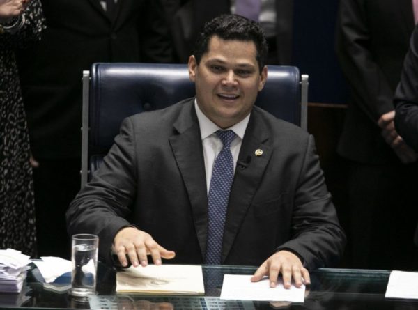 Davi Alcolumbre ironiza rachadinha