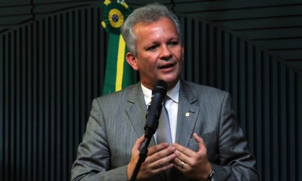 André Figueiredo votou a favor da PEC