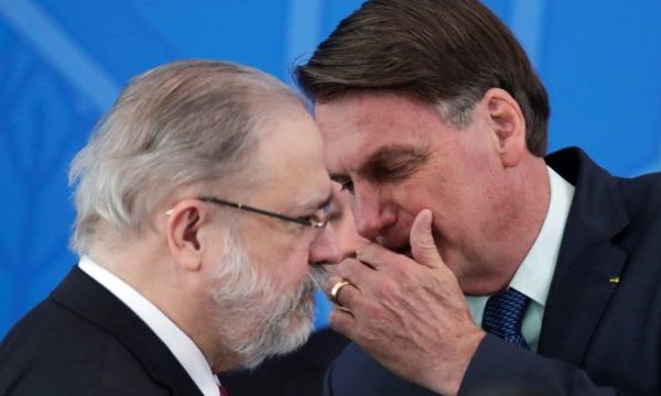 Bolsonaro cochichando no ouvido de Aras