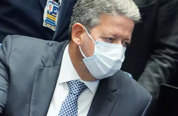 Arthur Lira irritado com o Senado