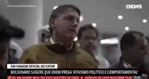 Jair Bolsonaro fala com jornalistas